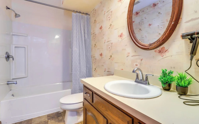 7 Mi to Downtown Toledo: Pet-friendly Apartment