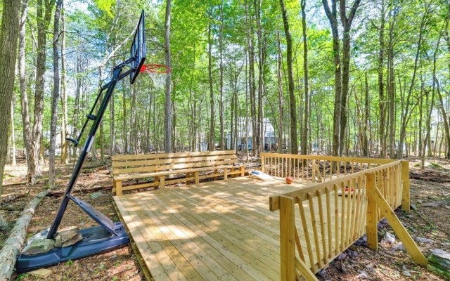 Tobyhanna Retreat w/ Deck, Pool + Lake Access!