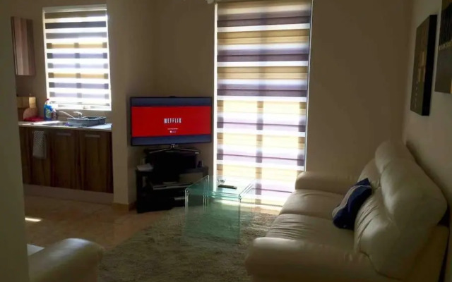 May Flower: Modern Flat close to Airport/Bus Stops