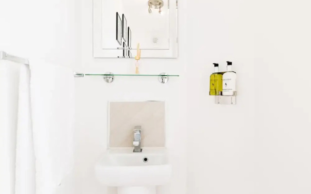 Sherlock Modern Home by Svelte Living