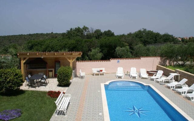 Charming Apartment in Banjole Near Sea
