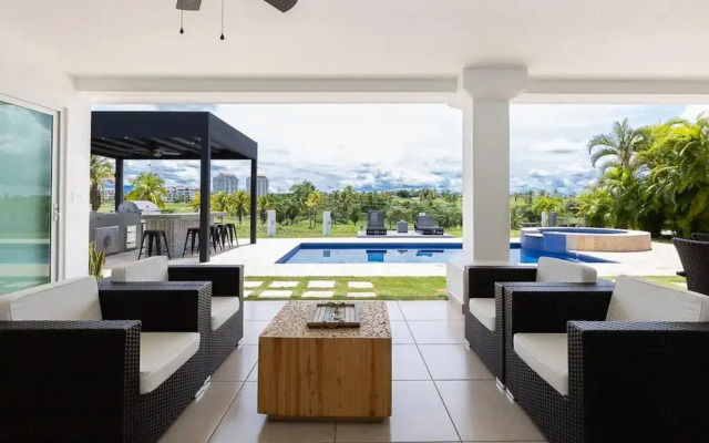 The Golf Oasis Villa by Acomodo