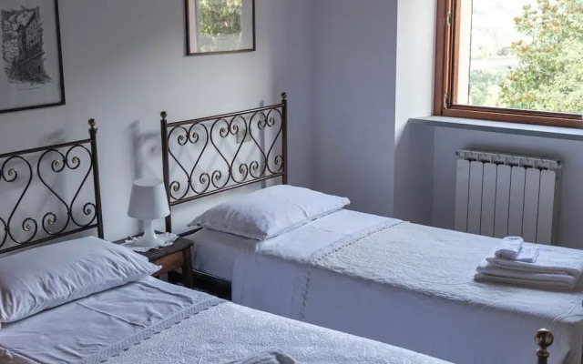 Traditional Villa in Varano With Private Garden