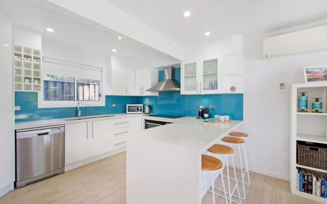 Middle Rock Beach House - Beach Front, Lake Cathie