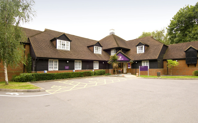 Premier Inn Woking West (A324)