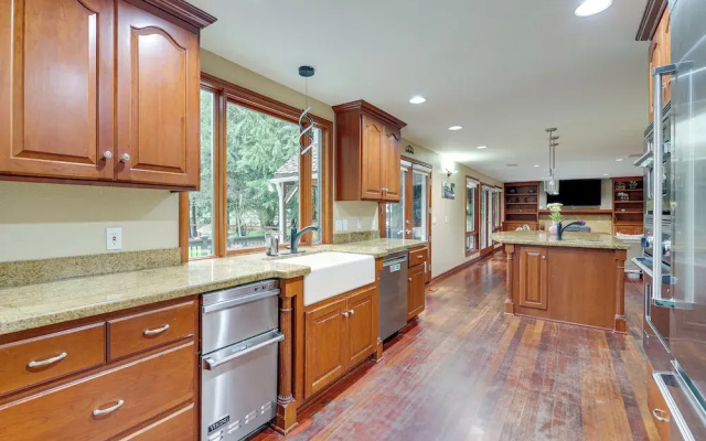 Lake-view Woodinville Retreat w/ Hot Tub + Theater