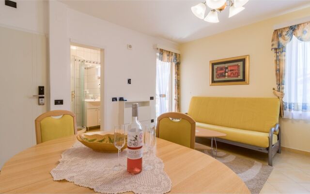 Modern Apartment With Balcony, Garden View in Villa Vizula