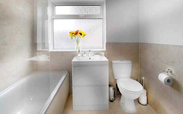 Sunninghill Village - 2 Bed - Parking and garden