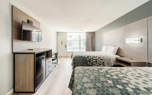 Econo Lodge And Suites Bricktown