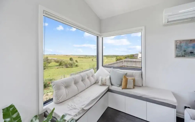 Modern Coastal Escape Pet Friendly With Fireplace