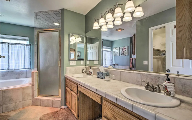 Welcoming Tehachapi Home w/ Deck & Grill!