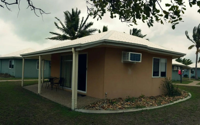 Sea View Villa. 2 bedroom. Sleeps 4. Free WIFI – Outside – Mackay