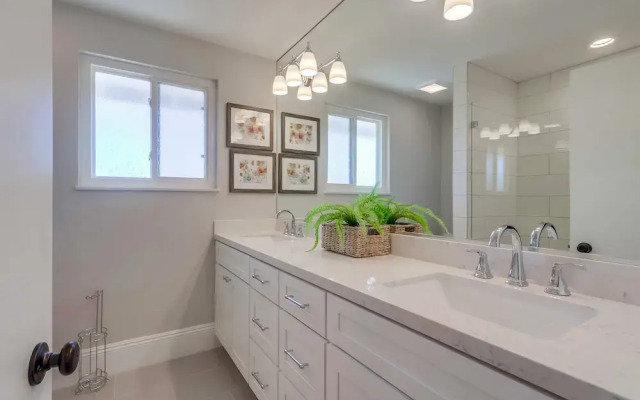 Gorgeous Upgraded 5 Bedroom & 3 Bath Home with pool