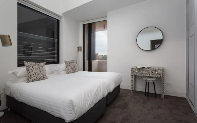 Stylish 2-bed Apartment With BBQ Patio Near Beach – Guest Rooms – Sydney