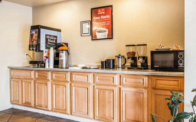 Econo Lodge Inn & Suites Granite City