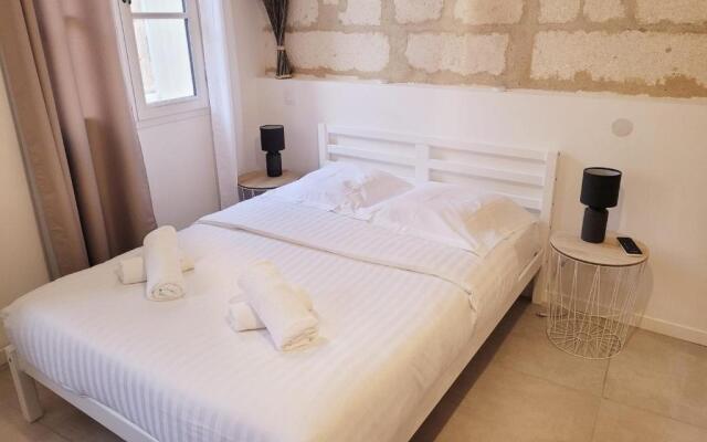Studio Near The Ramparts Of Avignon