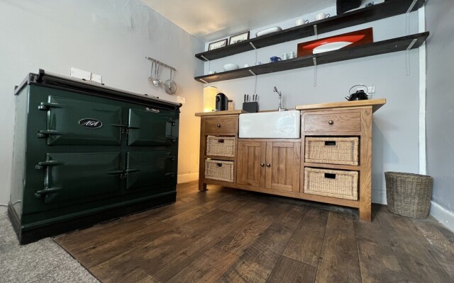 Traditional 3-bed Cottage, Log Burner & Sea Views!