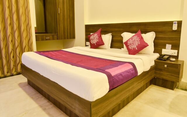 OYO 4448 Hotel Suresh Plaza