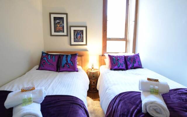 JOIVY Gorgeous Two Bedroom Apartment With Castle Views