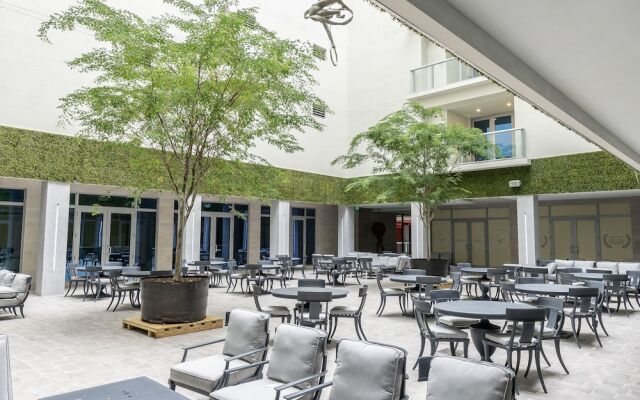CH Deluxe Apartments  by MDR