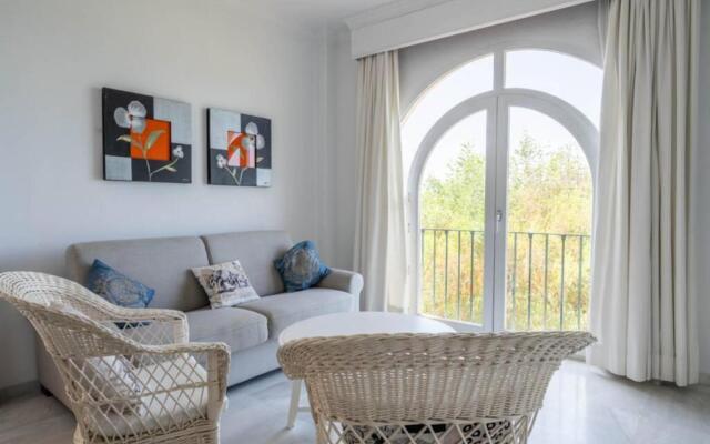 AR 18 Belgravia Club