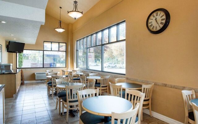 MorningGlory Inn & Suites
