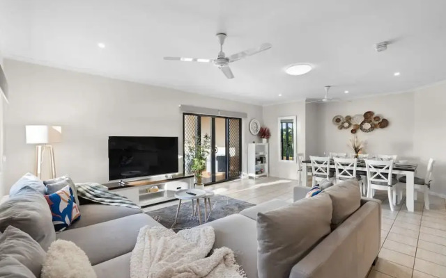 Waterfront Retreat Sea Views - Huge Pool - BBQ