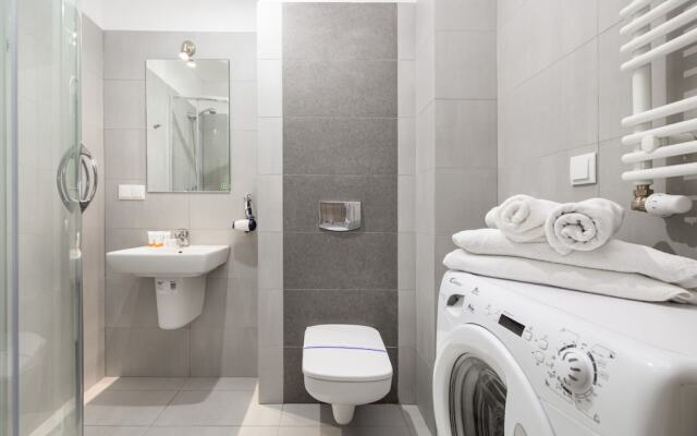 Nadbrzeżna Apartment by Renters