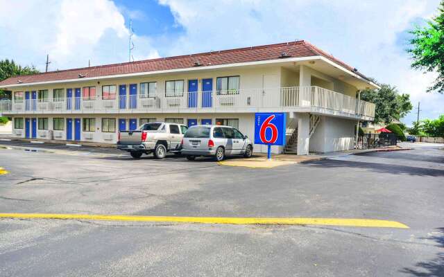 Motel 6 Huntsville, TX