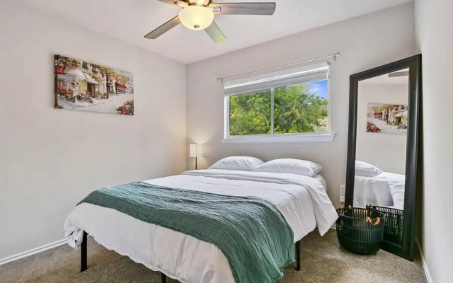 Cozy Getaway, Minutes from Austin!
