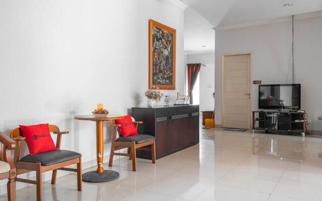 RedDoorz near Siloam Karawaci 3