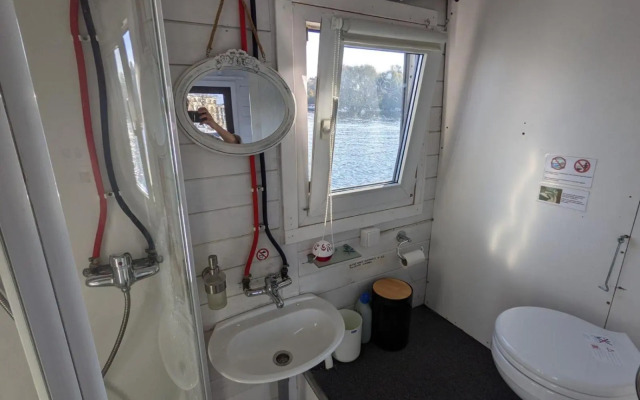 Gemütliches Hausboot mit Kamin in Berlin