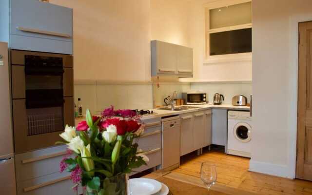 2 Bedroom Bright City Centre Flat Sleeps 4