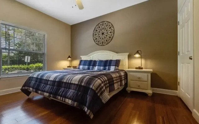 4 Bedrooms S / Lucaya Village Townhouse by RedAwning