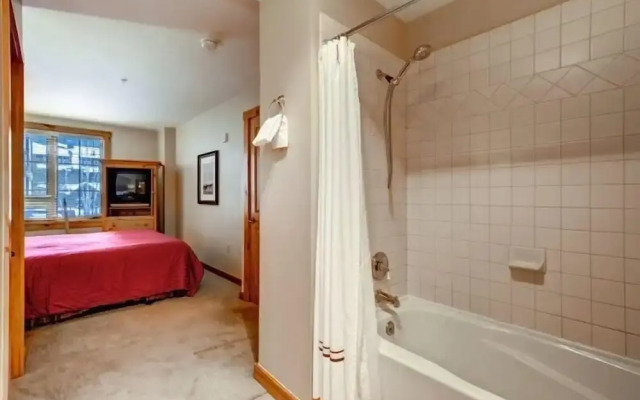 River Run Village 2 Bedroom Condo - 100 yards to slopes, Pool, Hot Tub Access