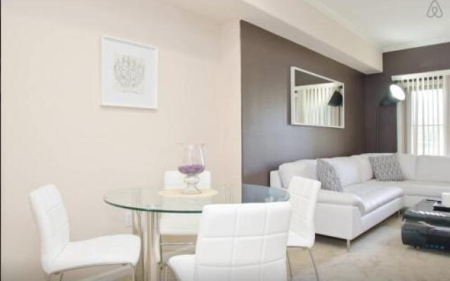 Luxury Apartment Near The Grove