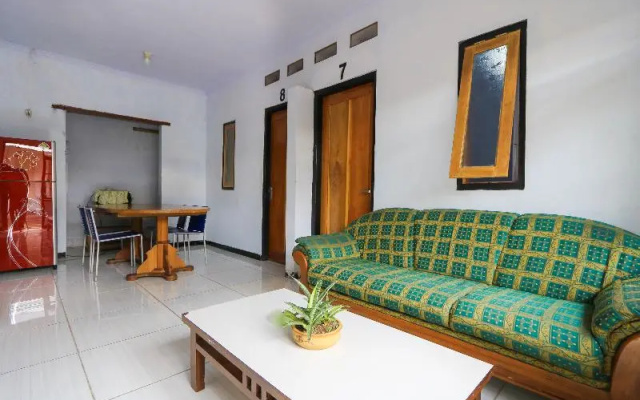 Spot On 2497 Pesona Guest House – Guest Rooms – Banyuwangi
