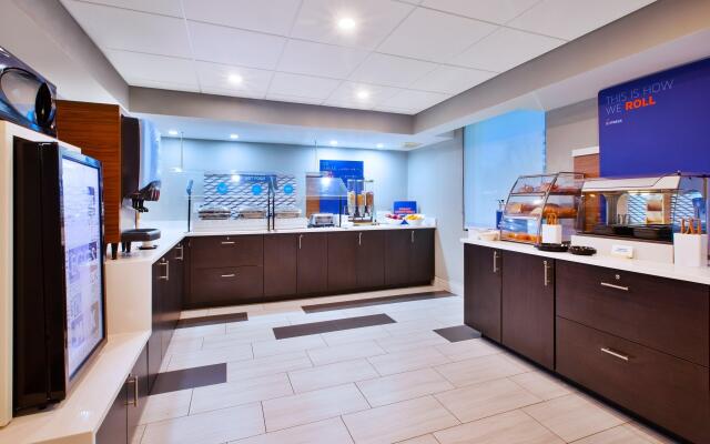 Holiday Inn Express Fairfax - Arlington Boulevard by IHG