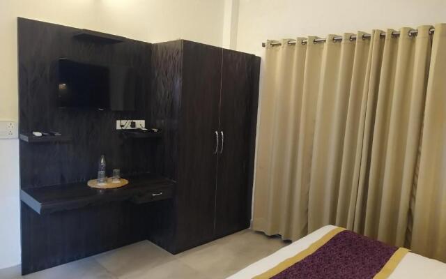 Hotel Holiday Highlights by Howard