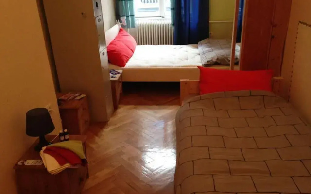 Yolo Hostel