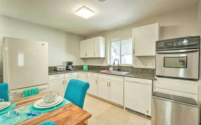 Las Vegas Getaway w/ Patio & Grill: ~3mi to Strip!
