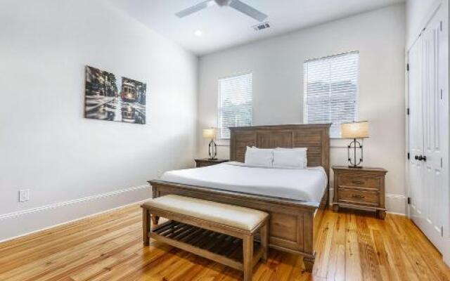 Spacious 3BR on Carondelet by Hosteeva