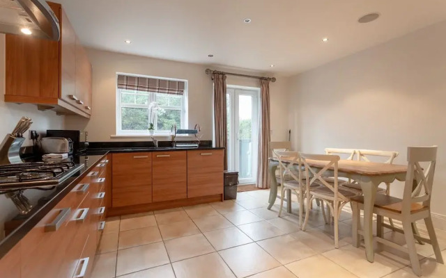 3 Bedroom Home In The Heart Of Wimbledon