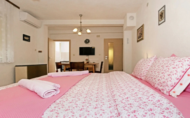 Bogdanovski Studios & Guest Rooms