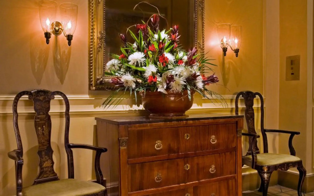 Mayflower Park Hotel