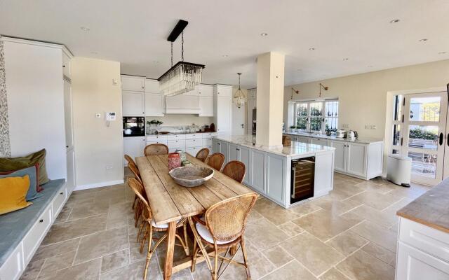 18024 - Superb Villa Near Beach With Heated Pool
