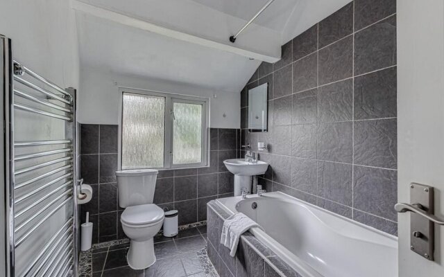 Fantastic 4BD House In the Heart of Mitcham