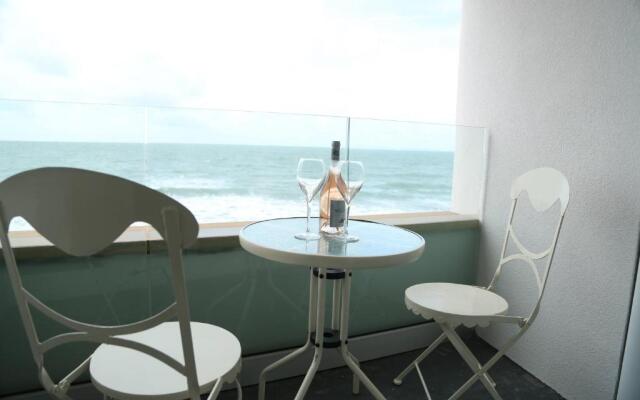 Tides - Beach Front Apartment in Bracklesham Bay