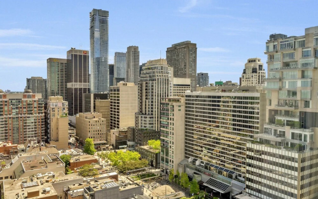 QuickStay - Chic Condo in Yorkville (Yonge & Bloor)