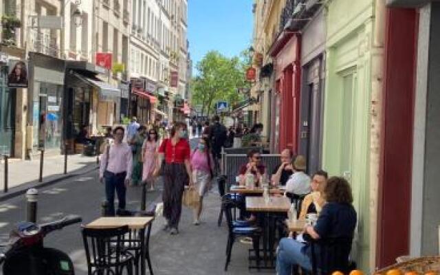 Victoires Near Louvre Apartment